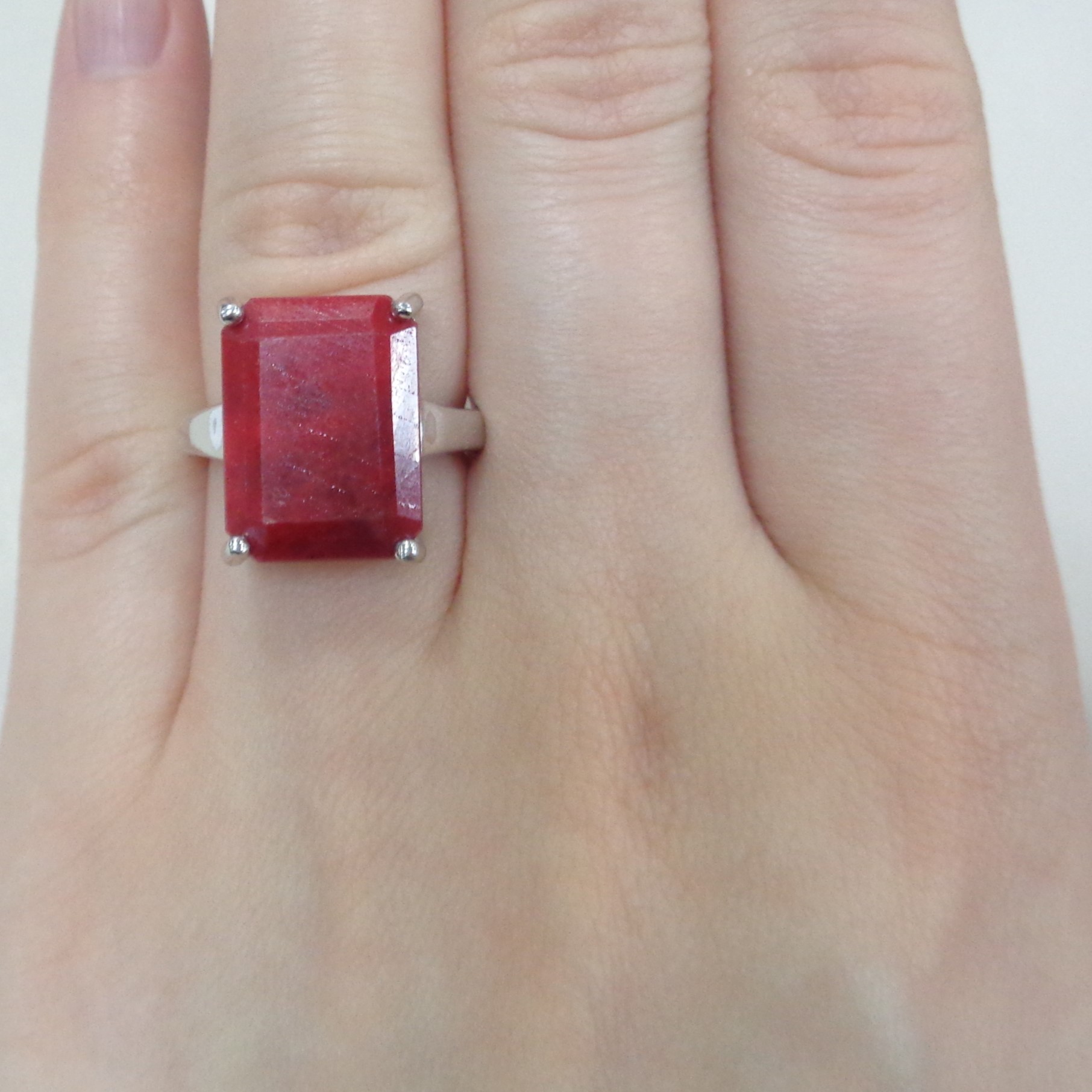 Серебряное кольцо с корундом